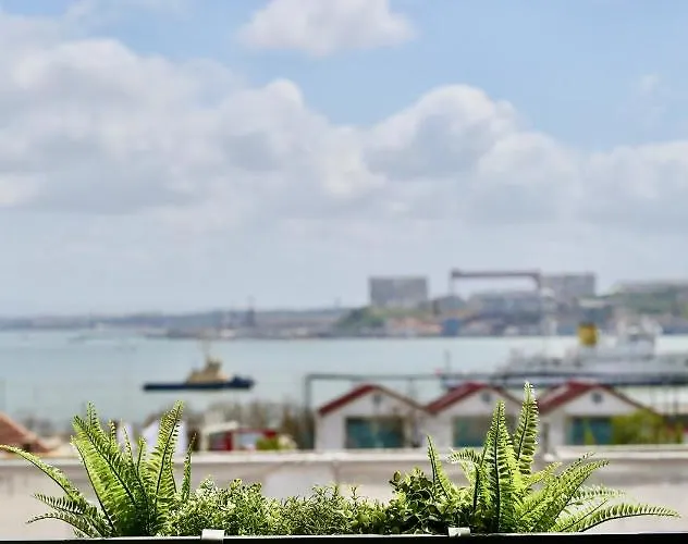 Luxury By Myplaceforyou, Very Quiet, Close To Time Out Market * Lisbon